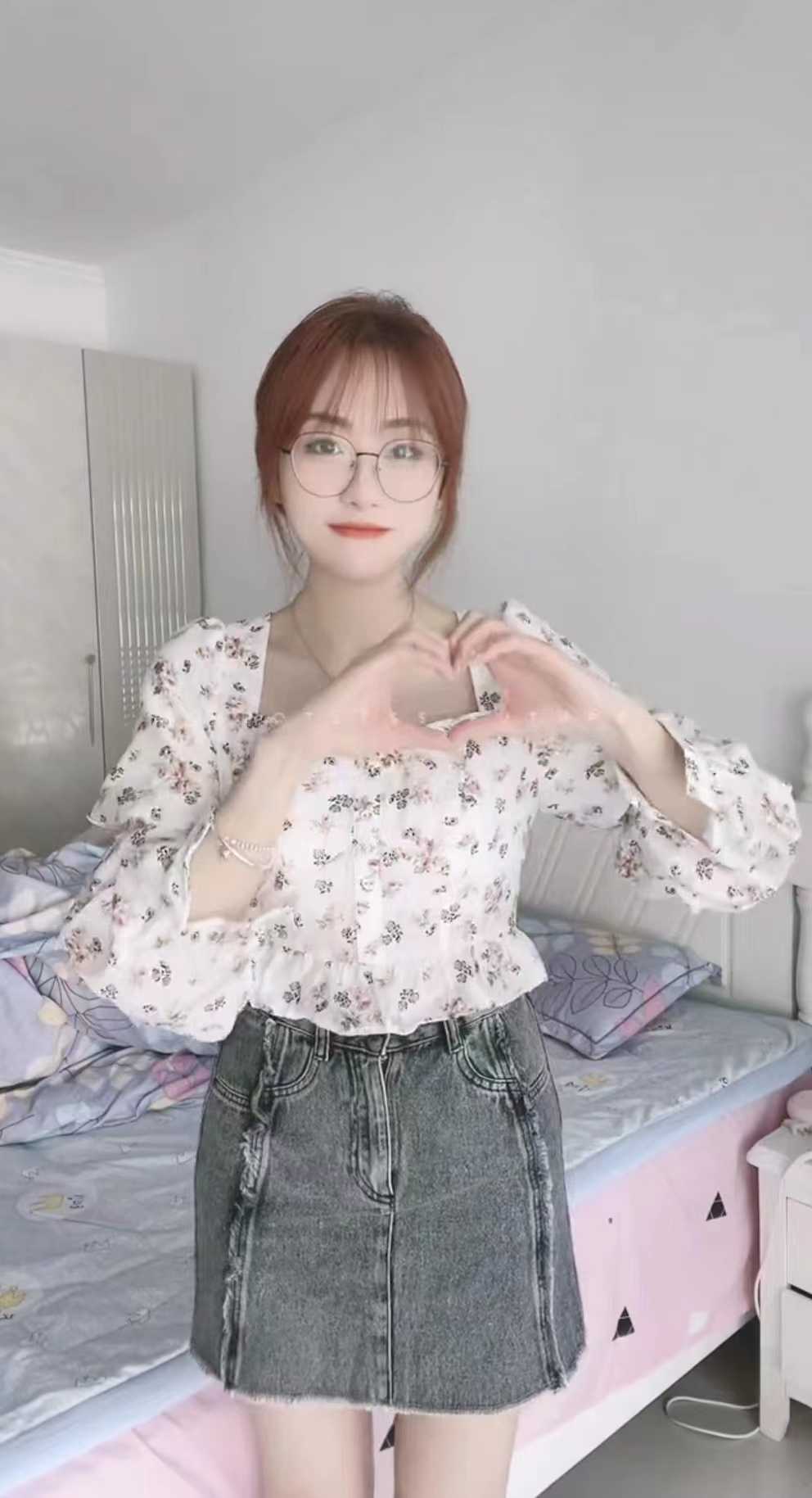 清纯可爱耐看的眼镜妹儿