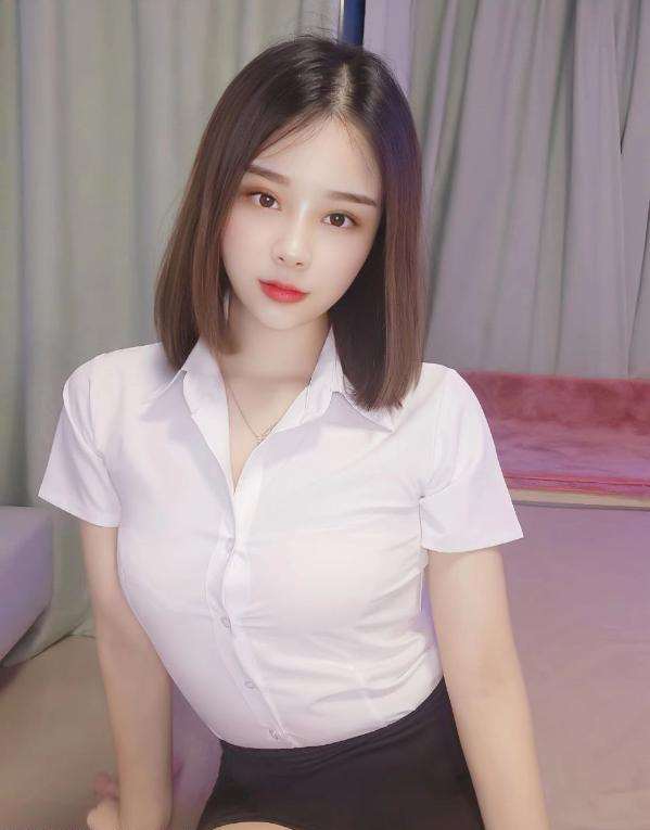 出击清纯制服小姐姐