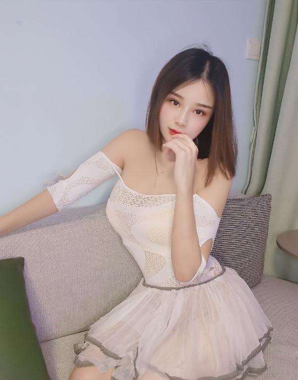 出击清纯制服小姐姐