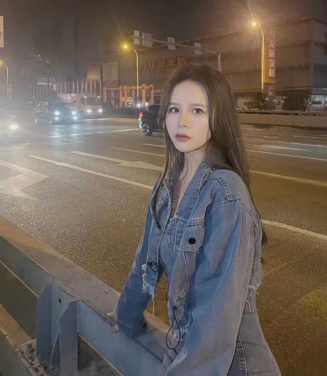 眼镜会放电的妹子敏儿