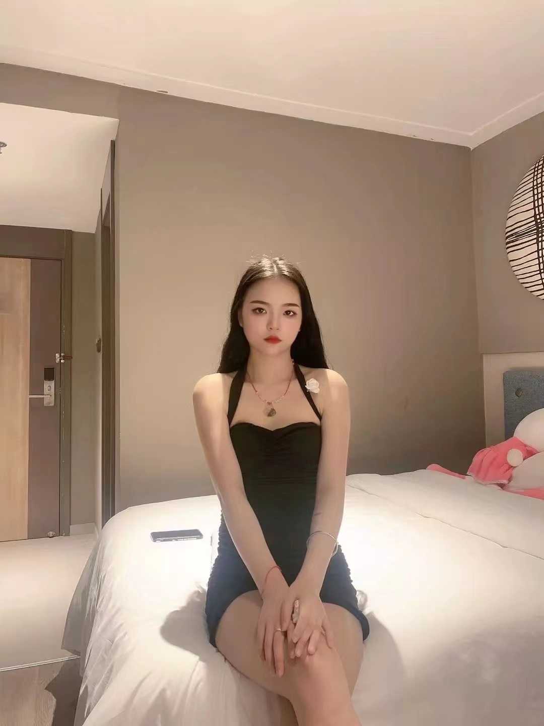 吊带裹身裙美女