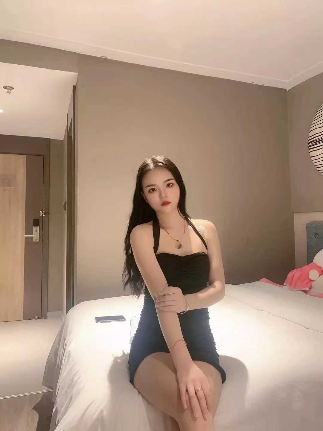 吊带裹身裙美女