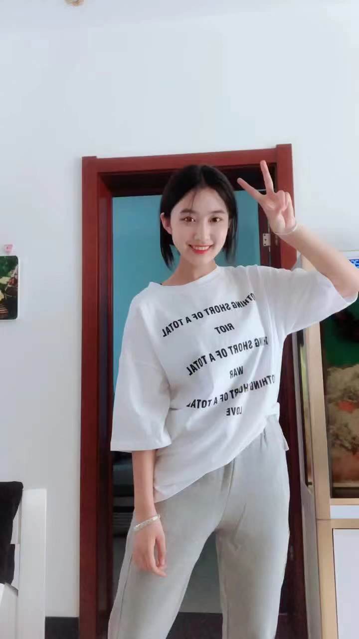 可爱乖巧长相甜美