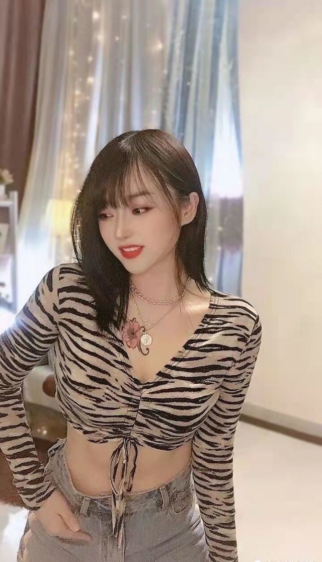 三个很年轻的漂亮小姐姐