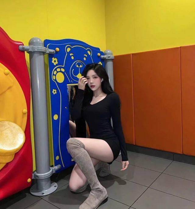 三个很年轻的漂亮小姐姐