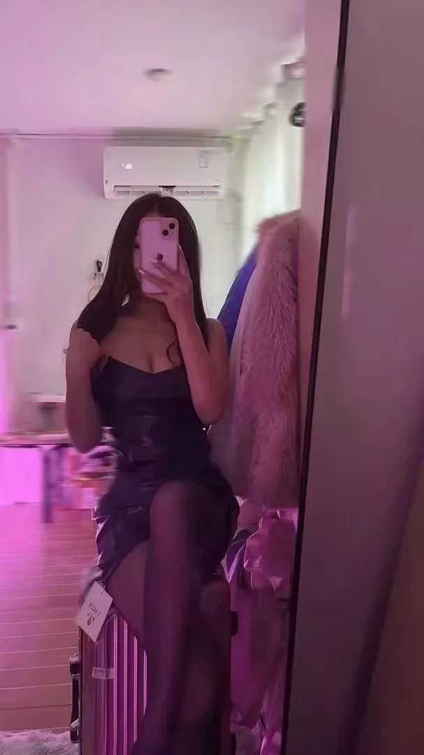 分享吉祥村妩媚漂亮的妹子