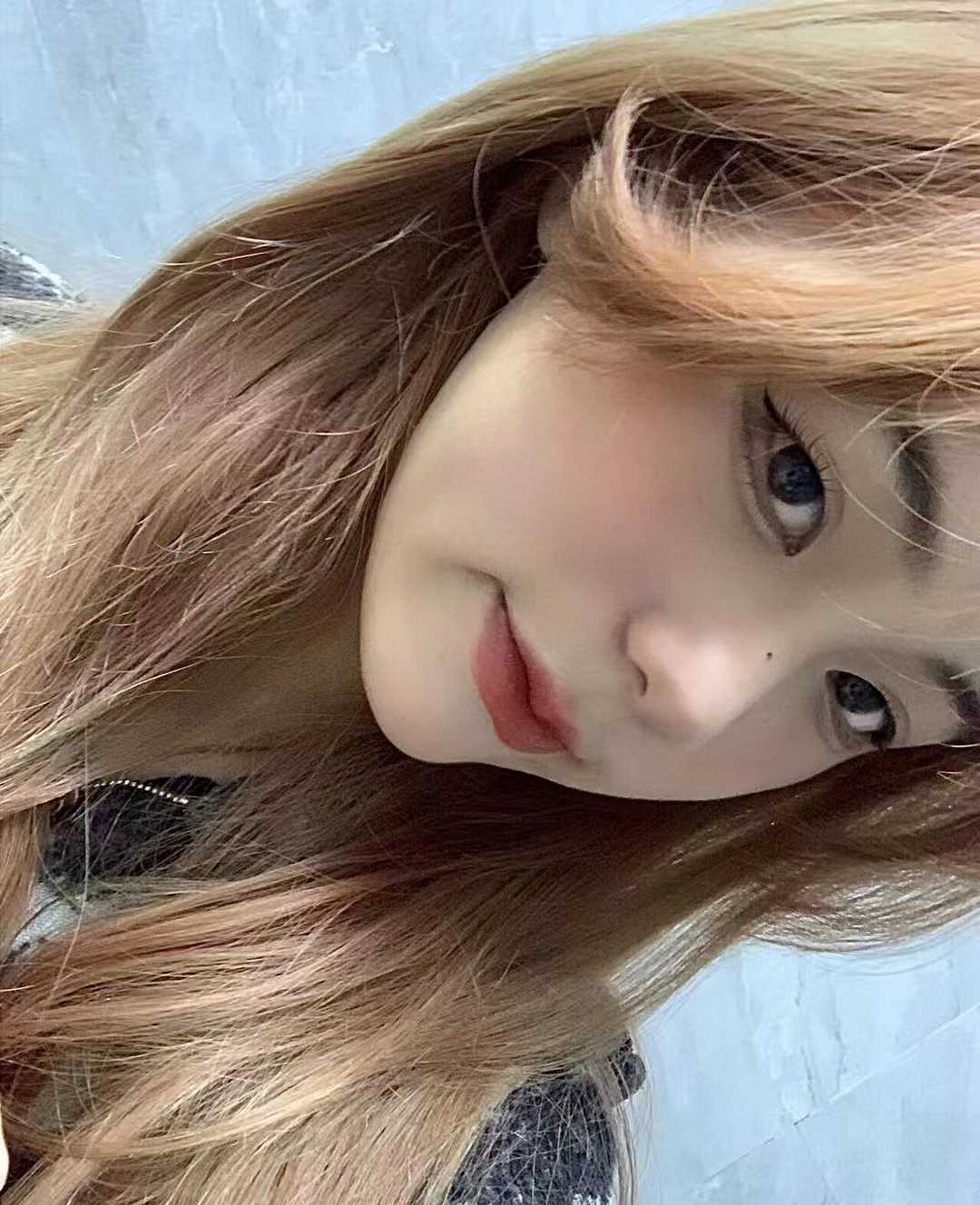 长发飘飘，会喷水的金发小妹