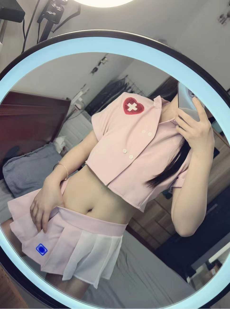 小巧玲珑，肤白貌美