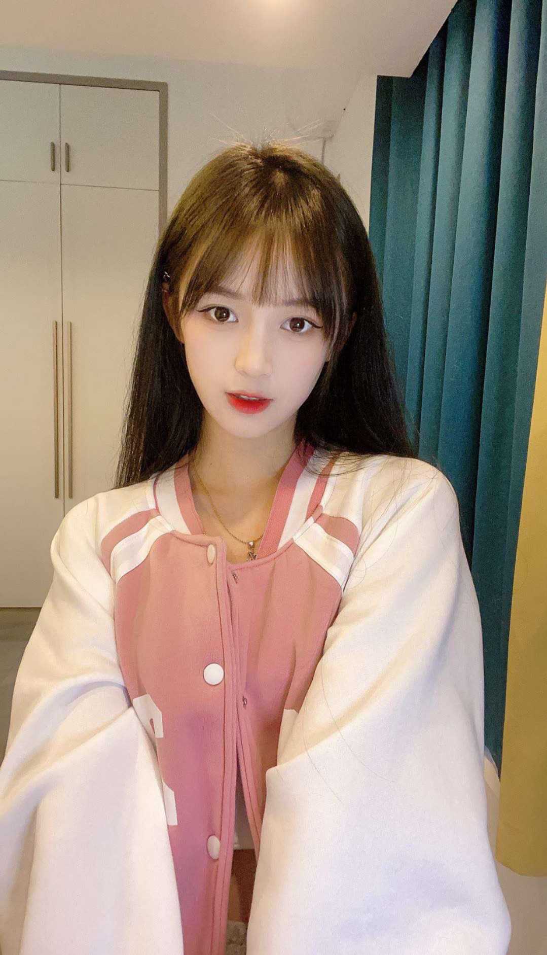 甜美小妹，肤白貌美大长腿