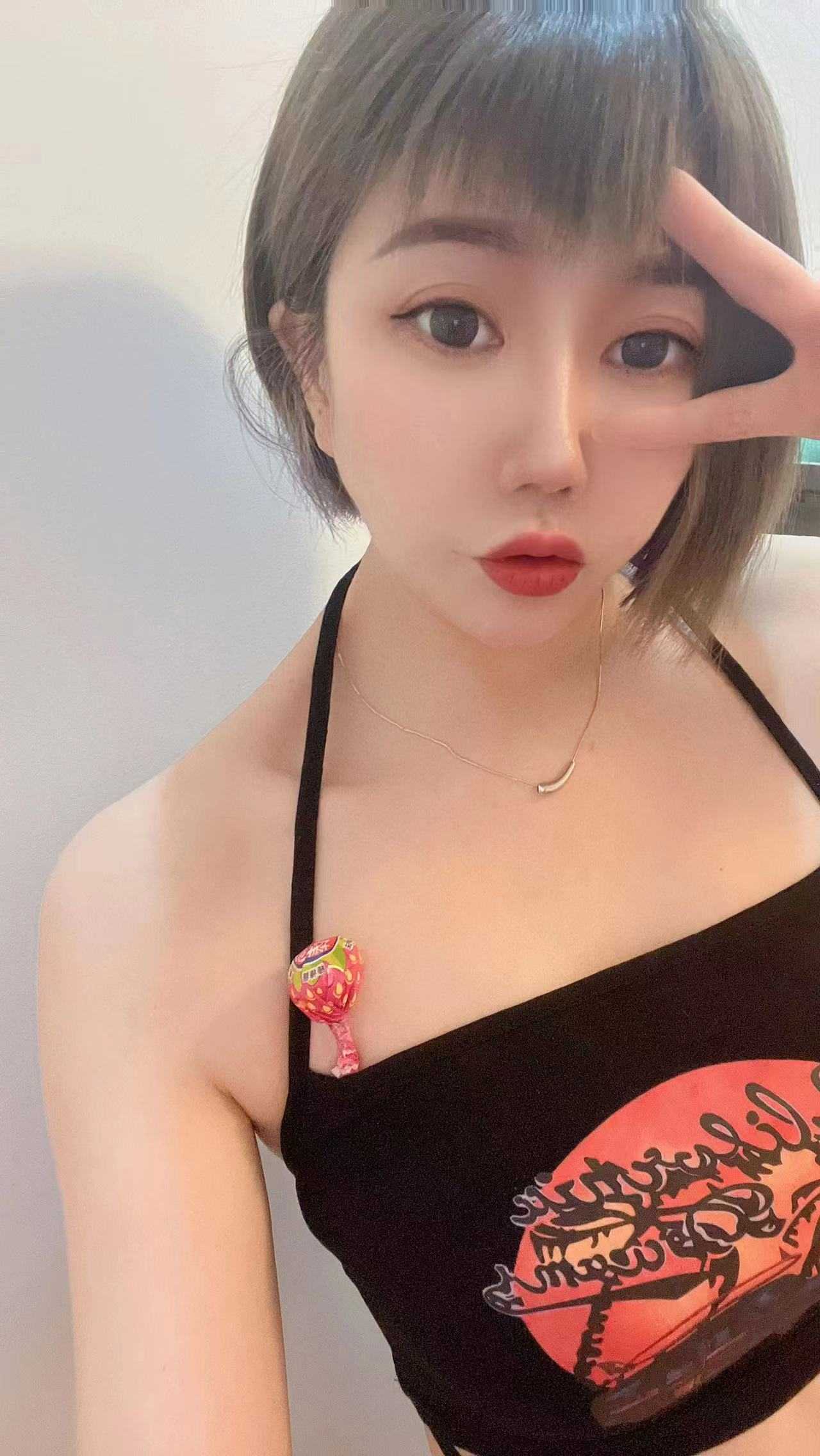 性感迷人，魅力四射，短发小姐姐