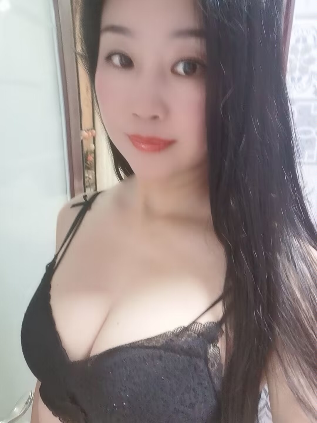 刚下水的大学生，无敌大长腿，包臀黑丝，制服诱惑，