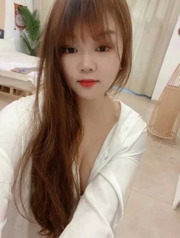 年轻漂亮的乖乖女