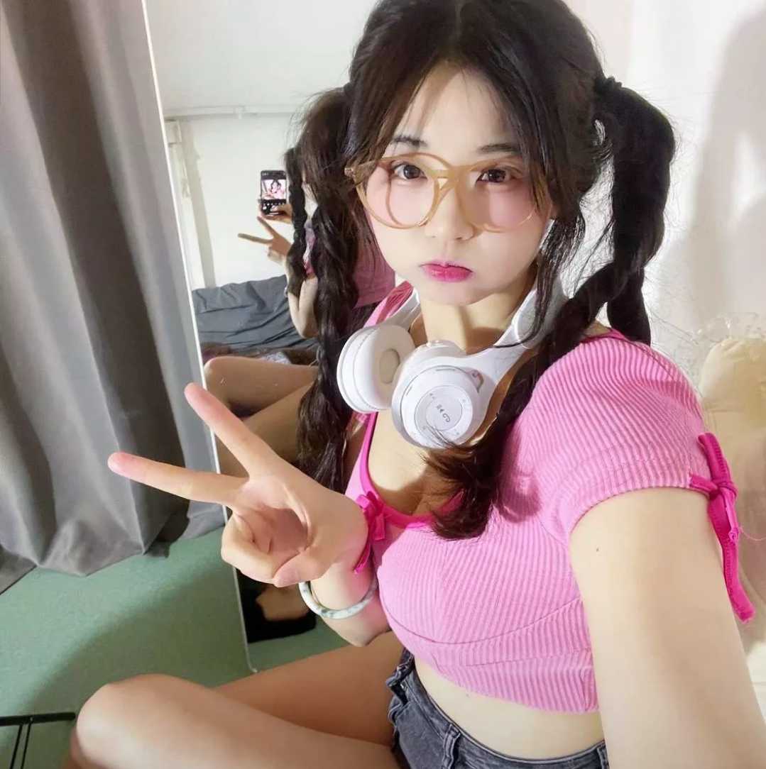 性感多姿 叫声甜美 会夹阴