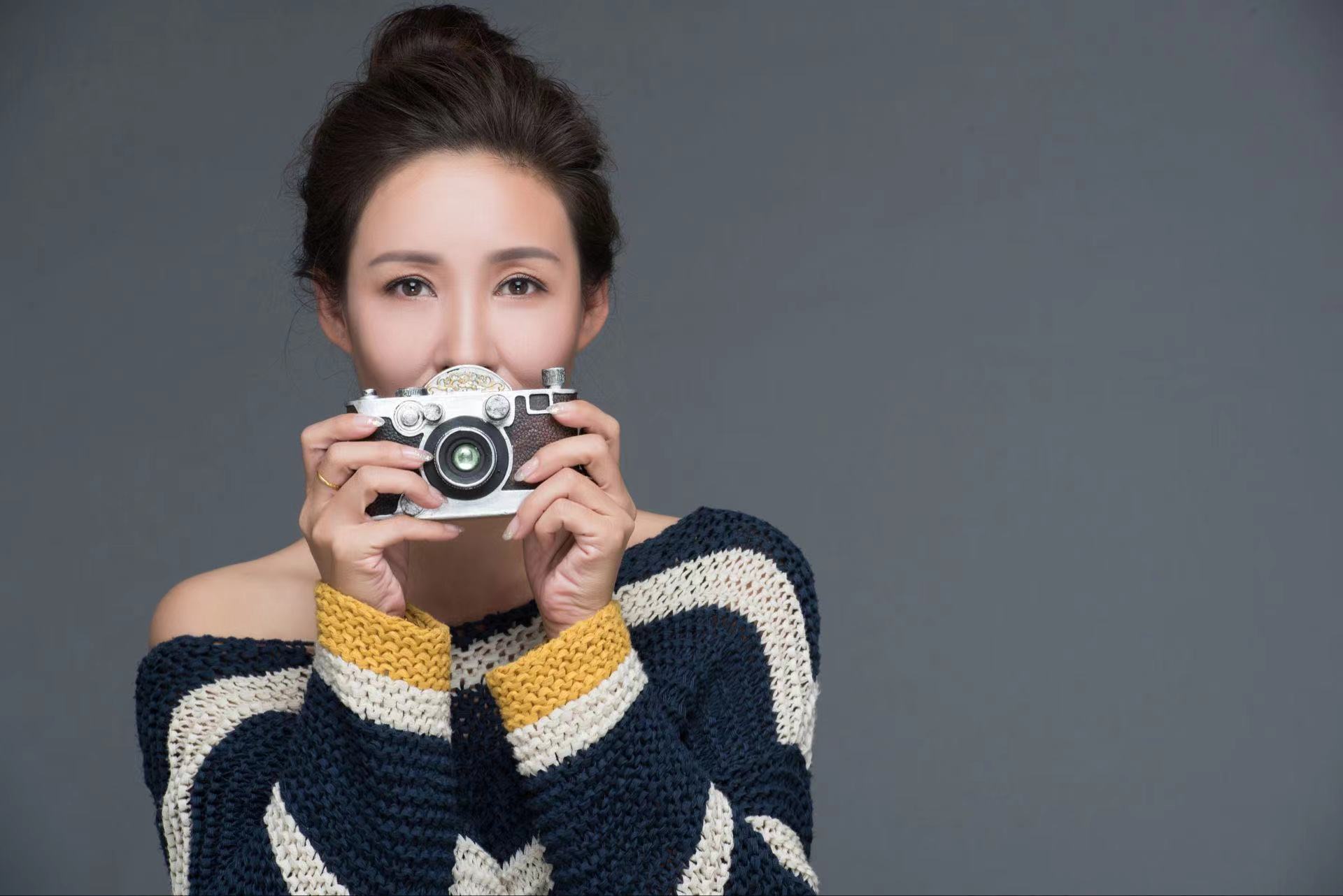 端庄秀丽，杨柳细腰小少妇