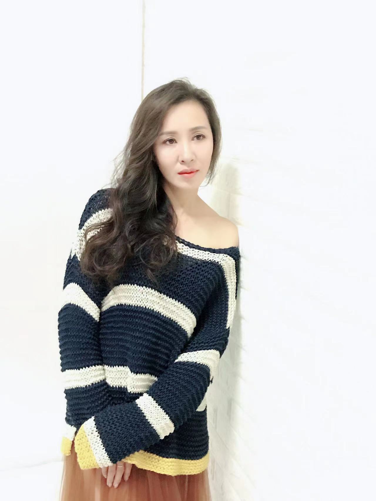 端庄秀丽，杨柳细腰小少妇