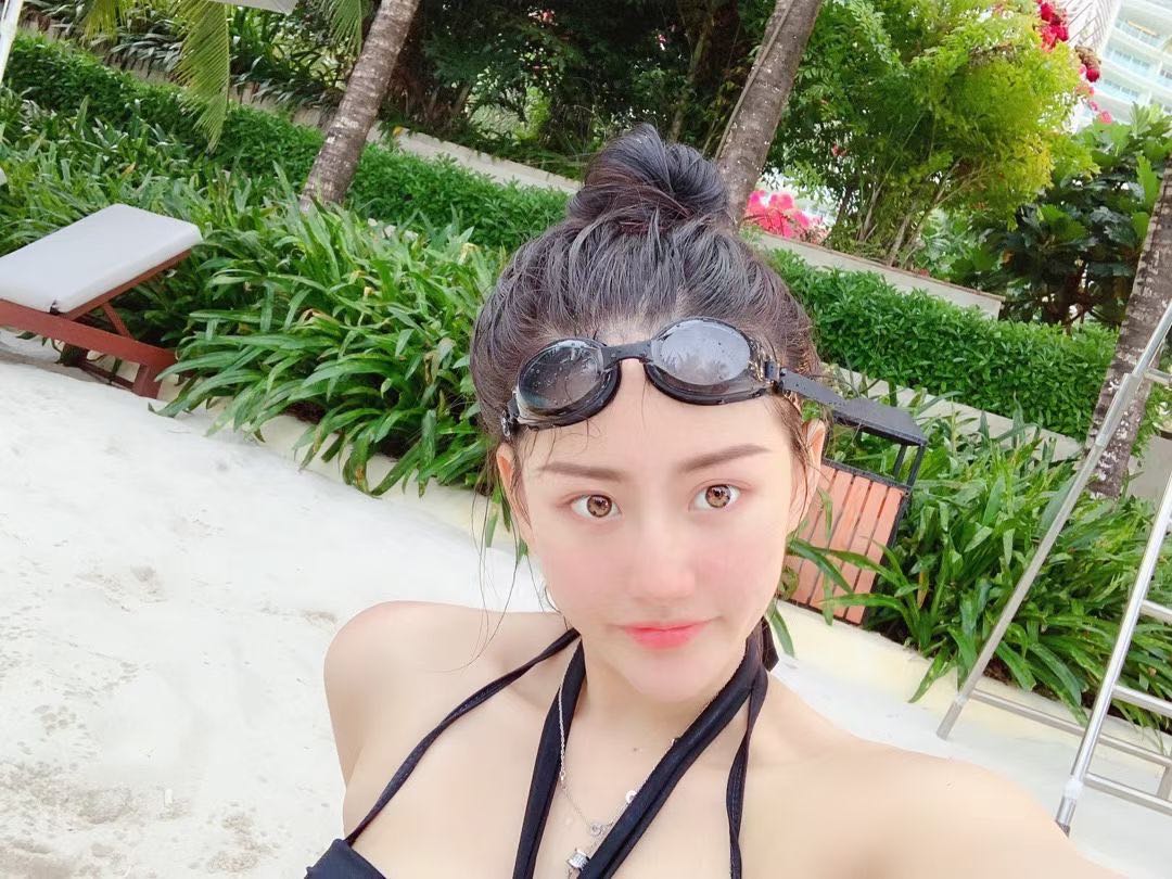 体验小高端的车模妹子