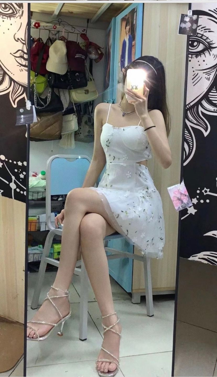 首下海，待客活泼开朗可调教