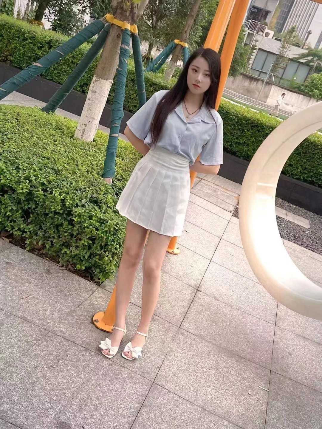 年轻漂亮性价比高的美女