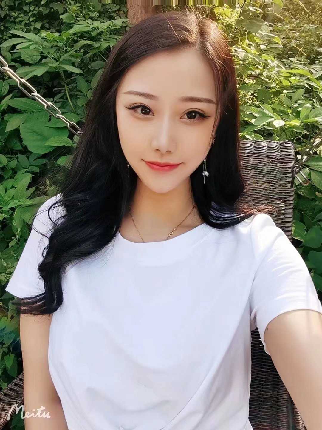 年轻漂亮性价比高的美女