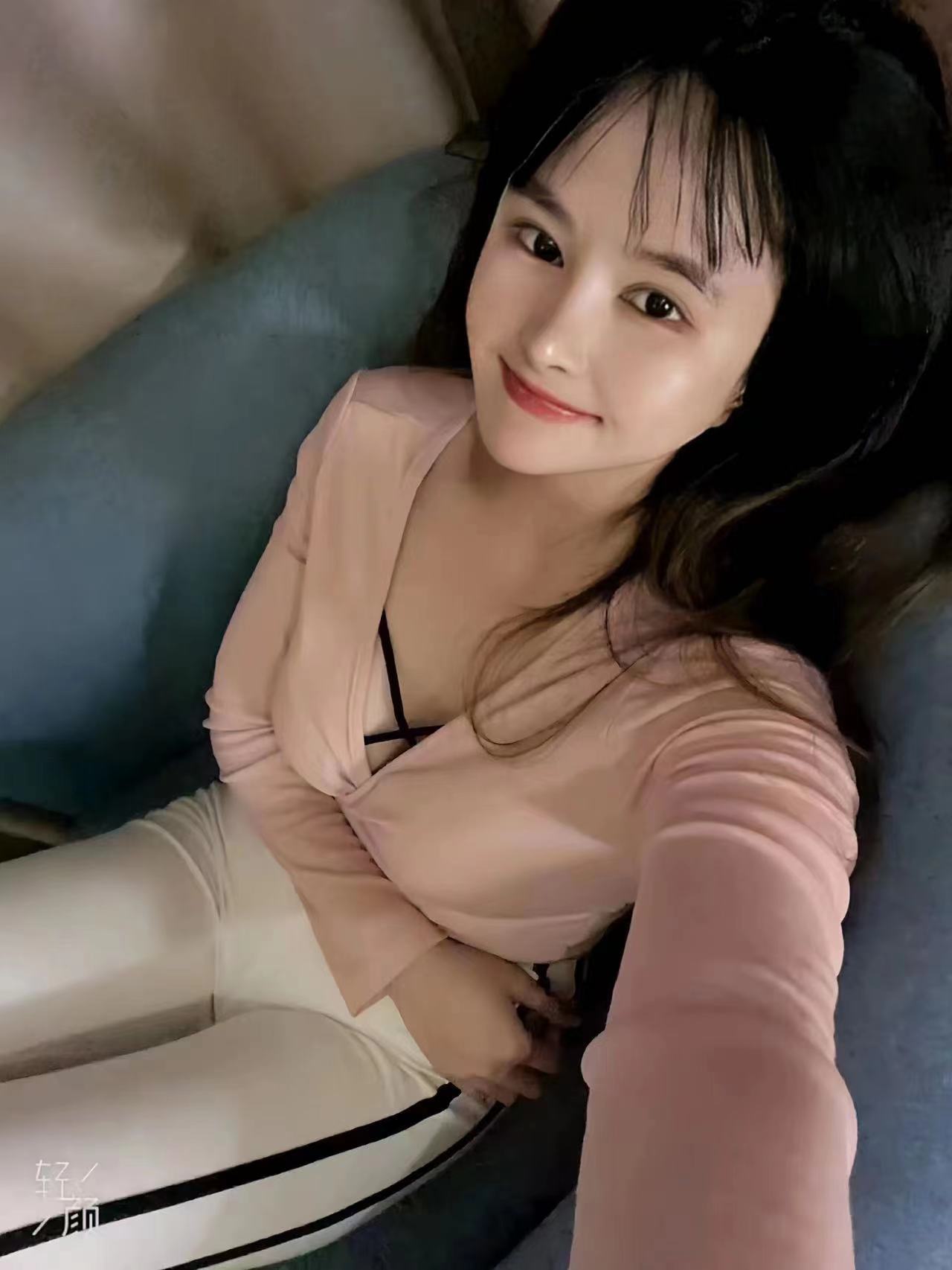 肤白貌美大长腿，姿势随意