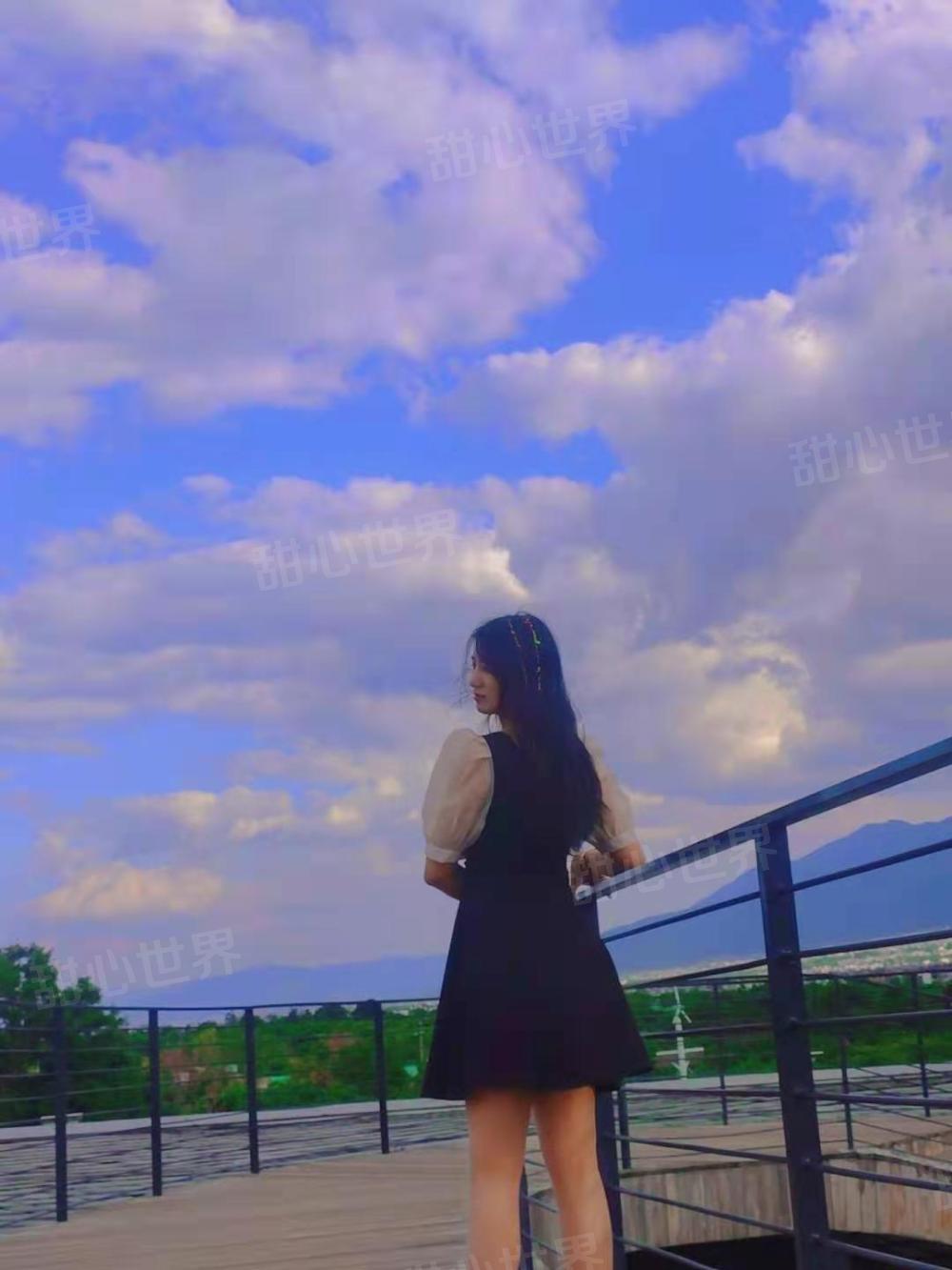 大长腿妹子，肤白貌美，很活泼