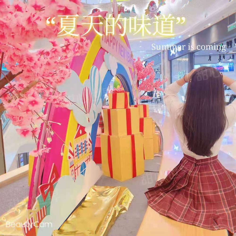 大长腿妹子，肤白貌美，很活泼