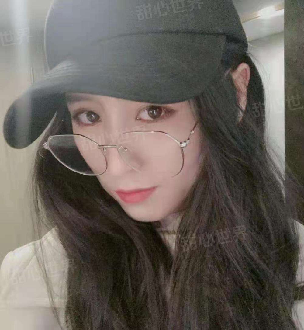 大长腿妹子，肤白貌美，很活泼