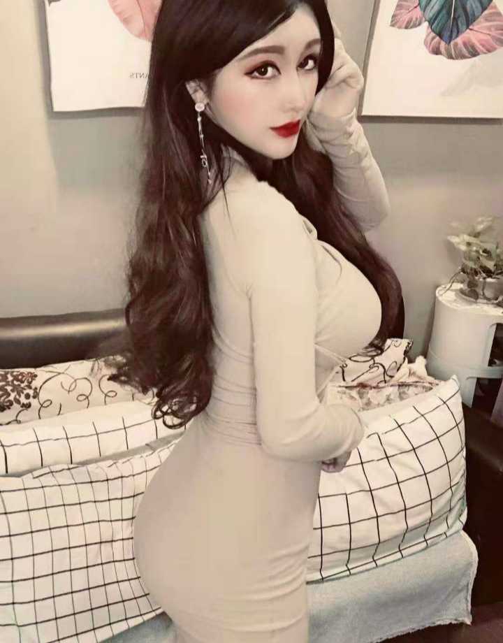 极品身材，纹身大奶妹