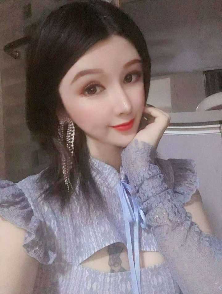 极品身材，纹身大奶妹