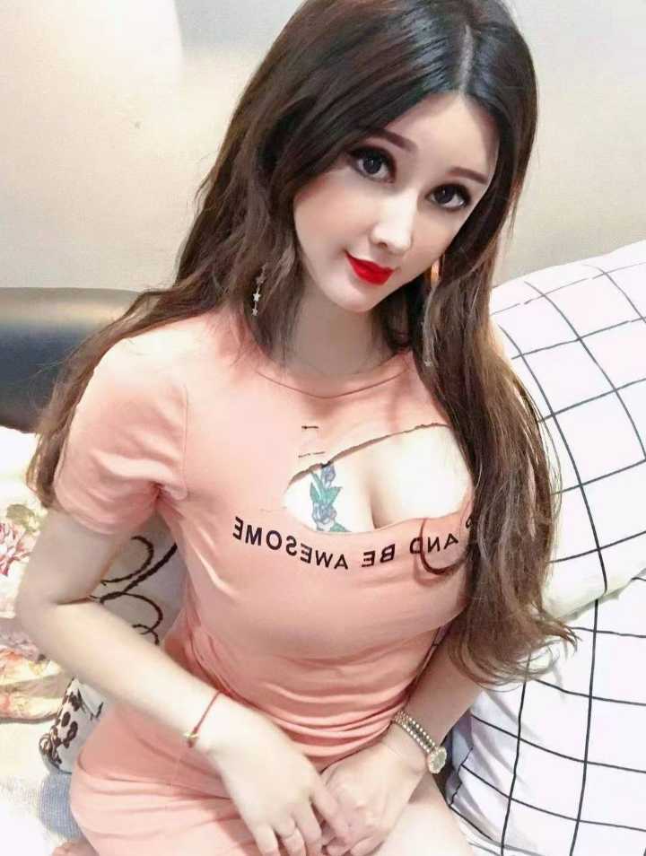 极品身材，纹身大奶妹