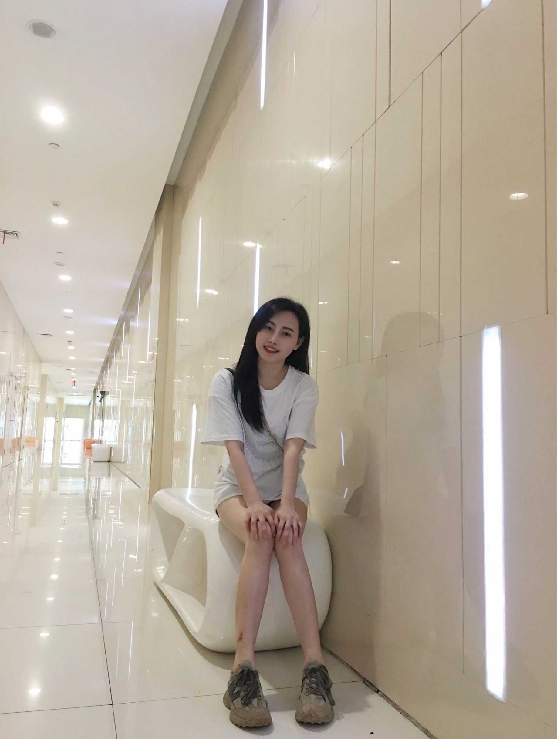 佛山皮肤很白的嫩妹