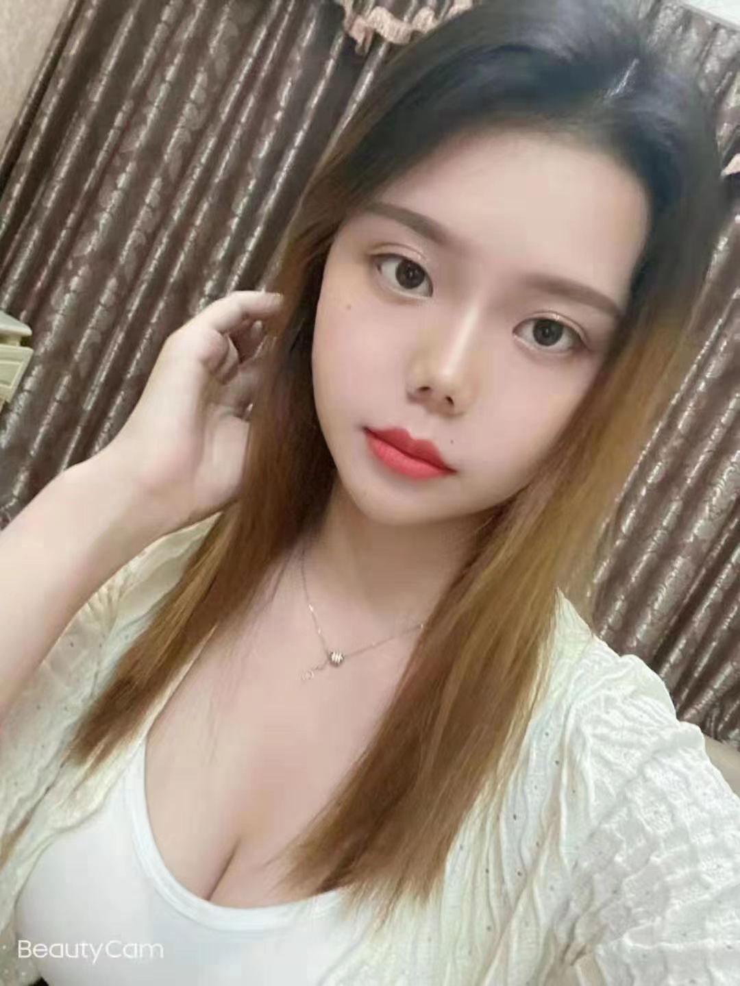 刚刚满20岁大胸妹妹