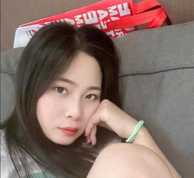 含雪妹子，胸大肤白