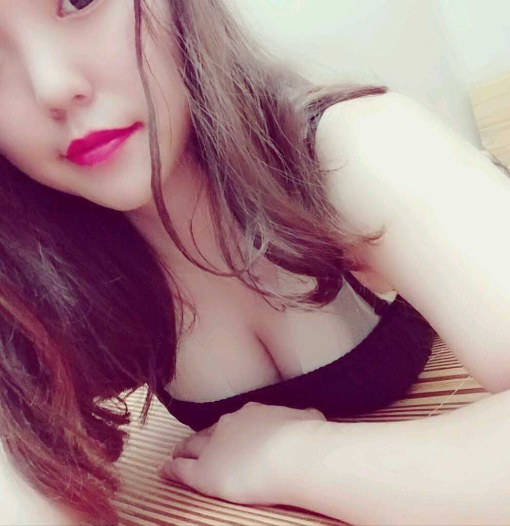 长发气质美女，性格乖巧