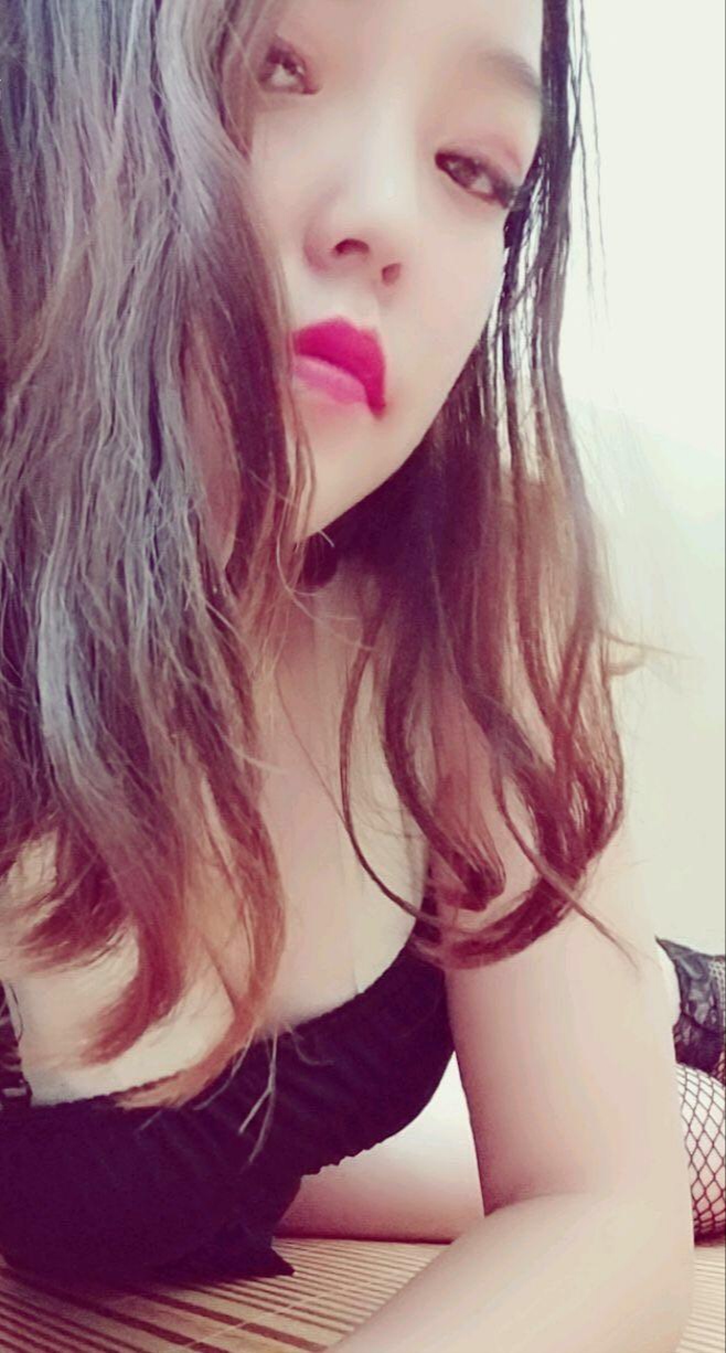 长发气质美女，性格乖巧