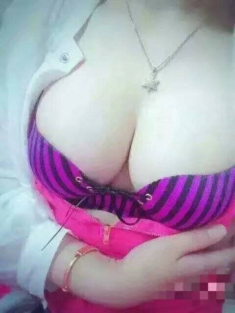 人小胸大的兼职sao妹