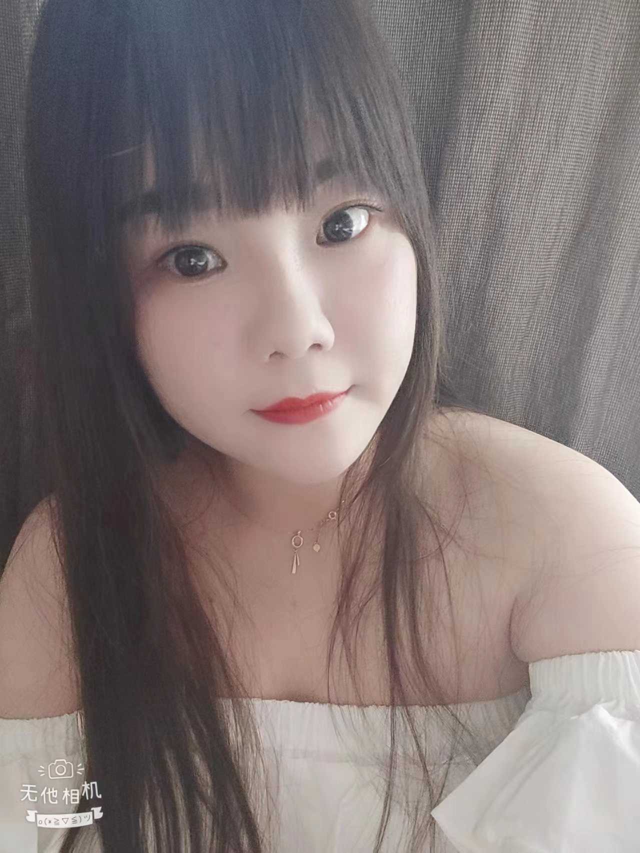 年轻漂亮，身材娇小玲珑的小姐姐