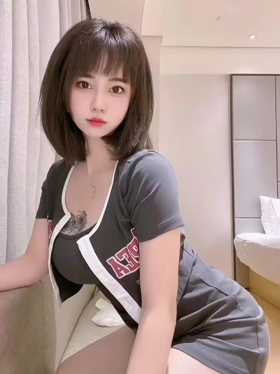 极品美女，一手抓不住