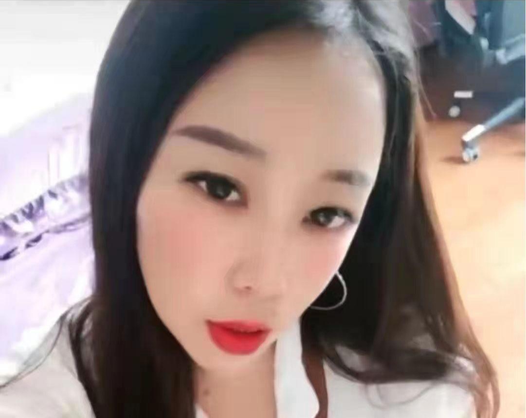 饥渴美女zz，姿势随意