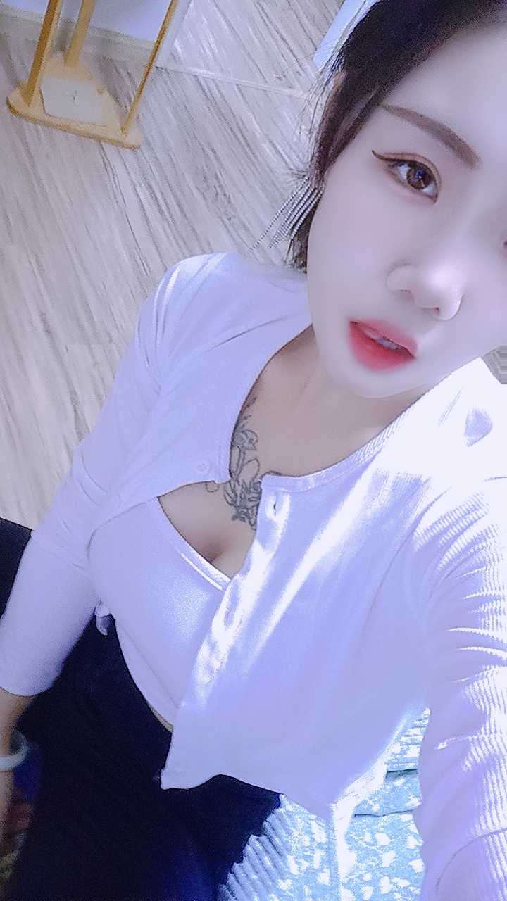 19岁的年轻兼职妹子