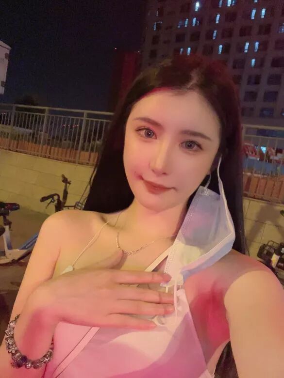 无锡白金汉爵00后美女