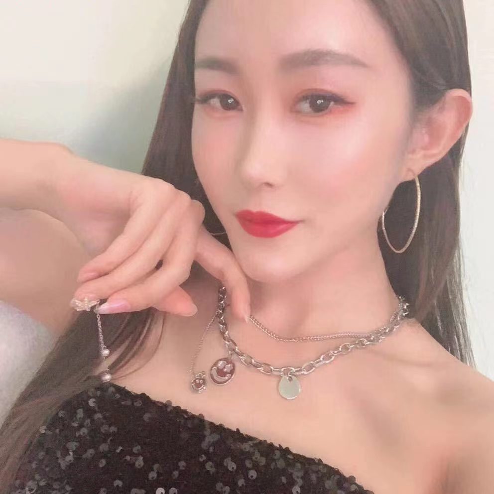 水墨女郎小酒窝