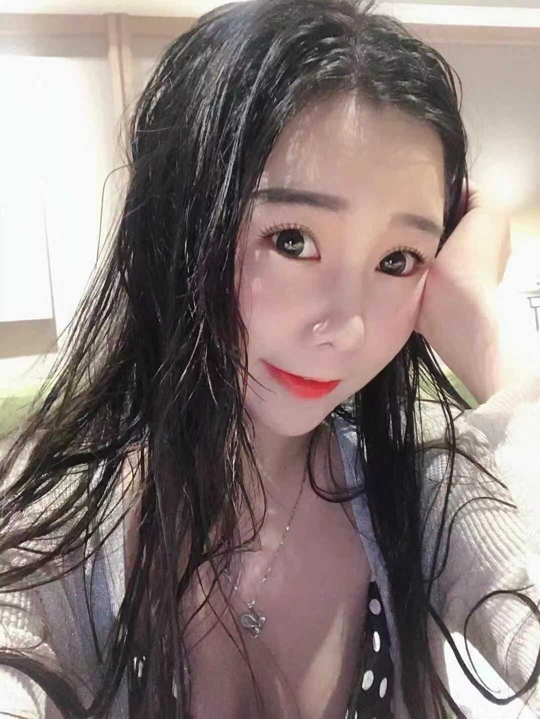 胸大屁股翘，婀娜多姿