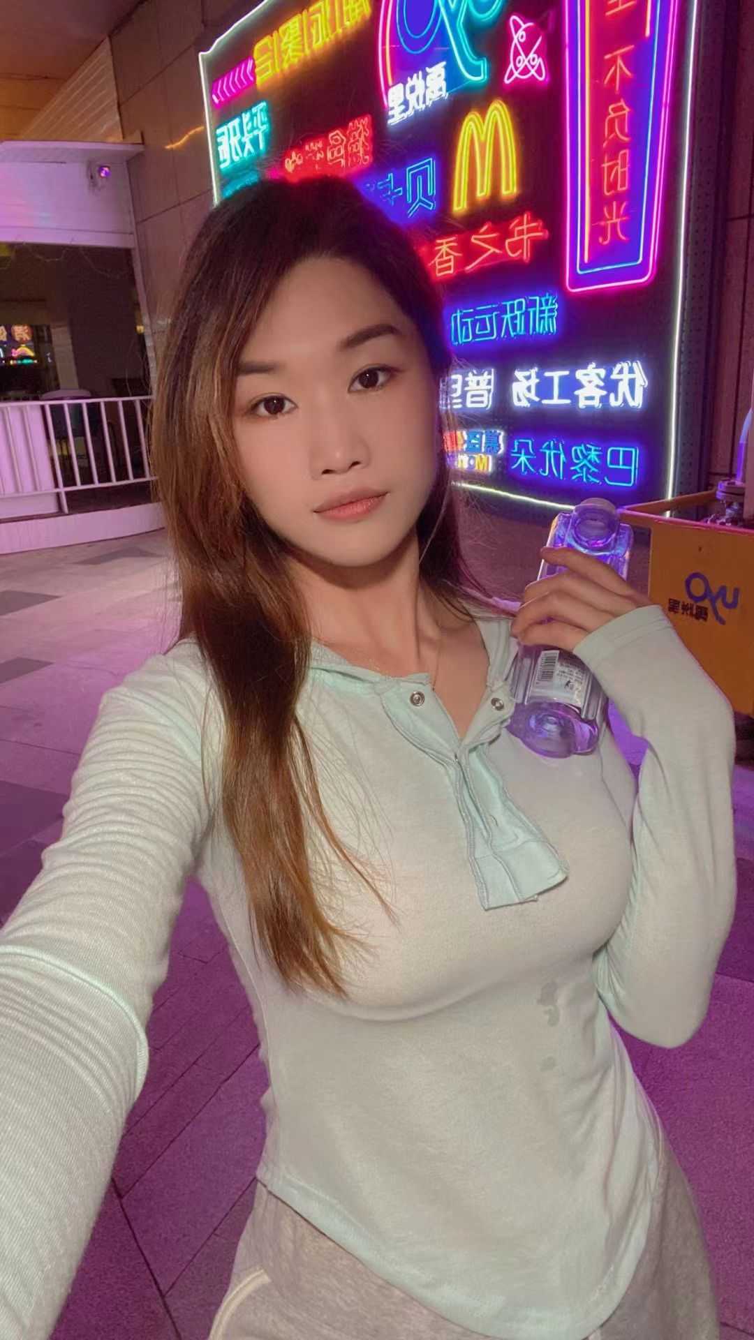 清纯可爱大胸女