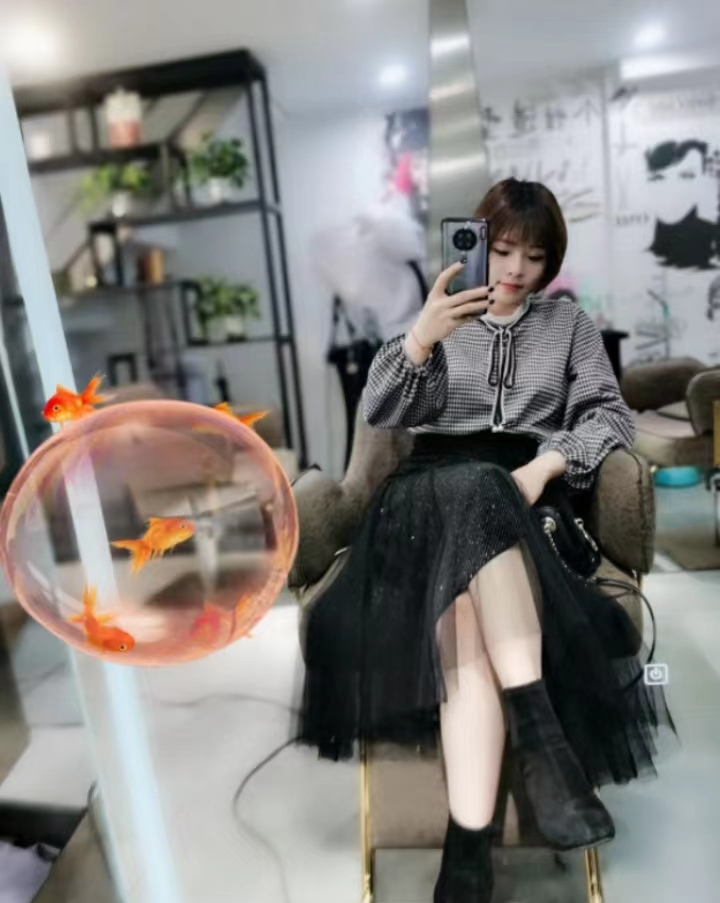 可爱很飒的短发女孩