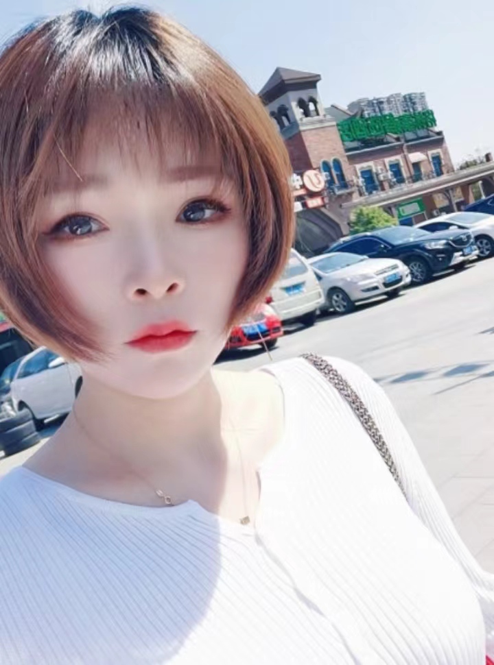 性感到极致的短发妹妹