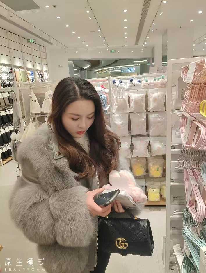 很会穿衣服的少妇