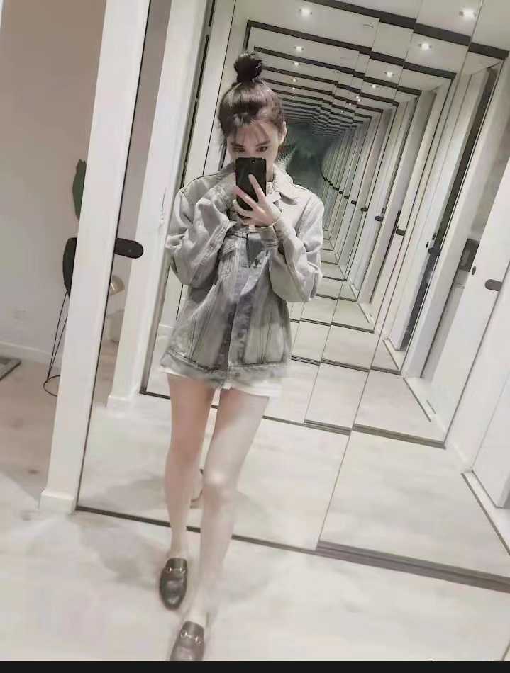 白白大长腿女孩