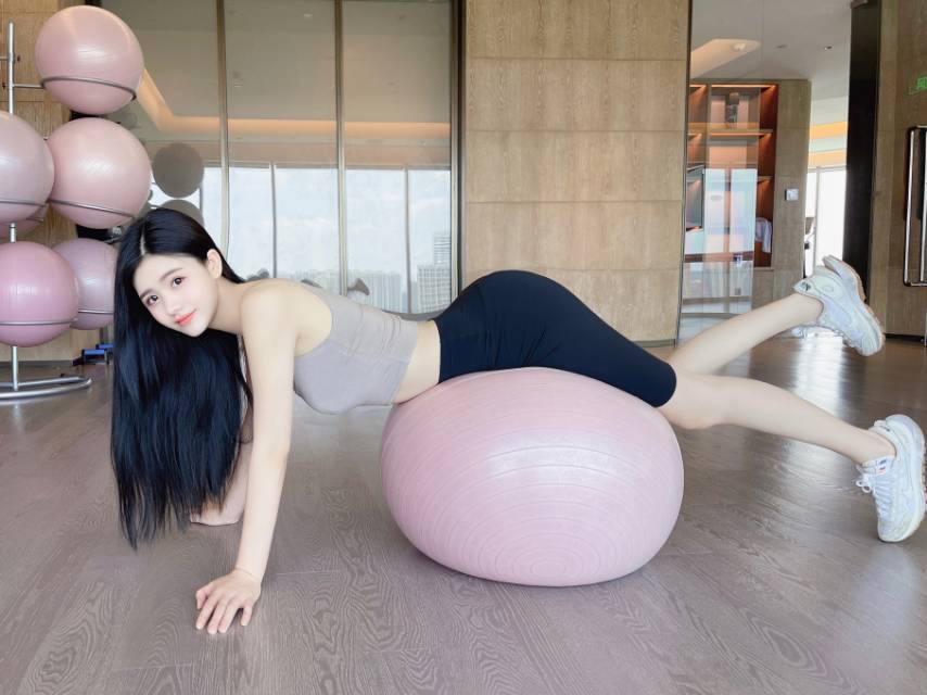 爱做瑜伽的漂亮妹妹