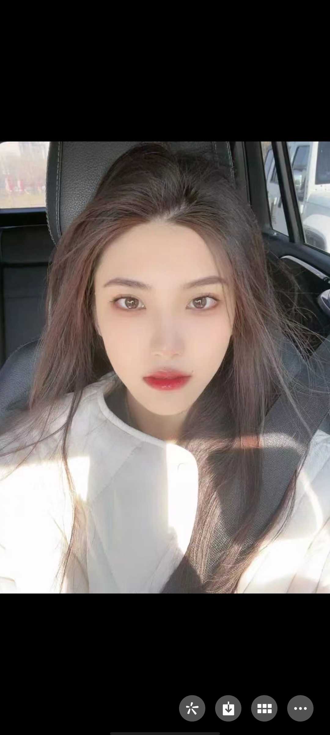 服务系的，还有三个姐妹